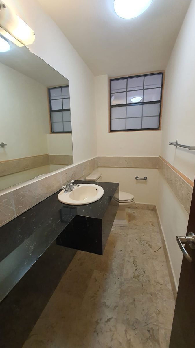 17 de 50: BAÑO DE VISITAS