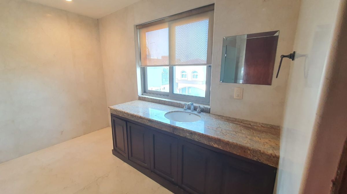 27 de 50: BAÑO RECA 1