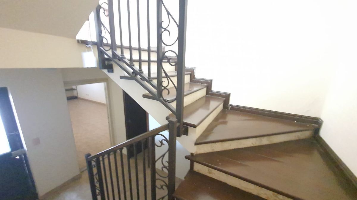 20 de 50: Escalera con su barandal