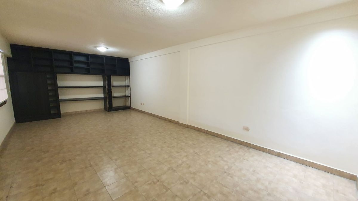 44 de 50: ESTUDIO/OFICINA