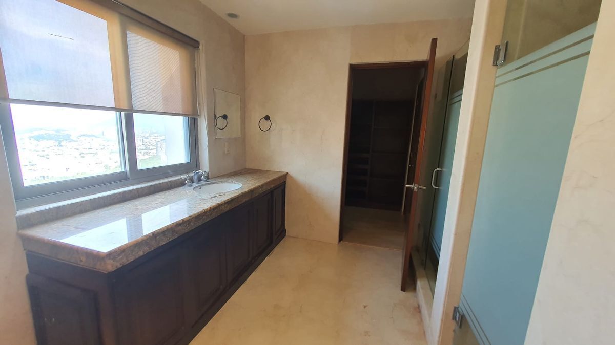 28 de 50: BAÑO RECA 1