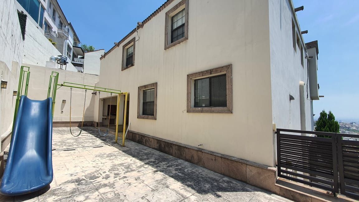 50 de 50: PATIO CON JUEGOS