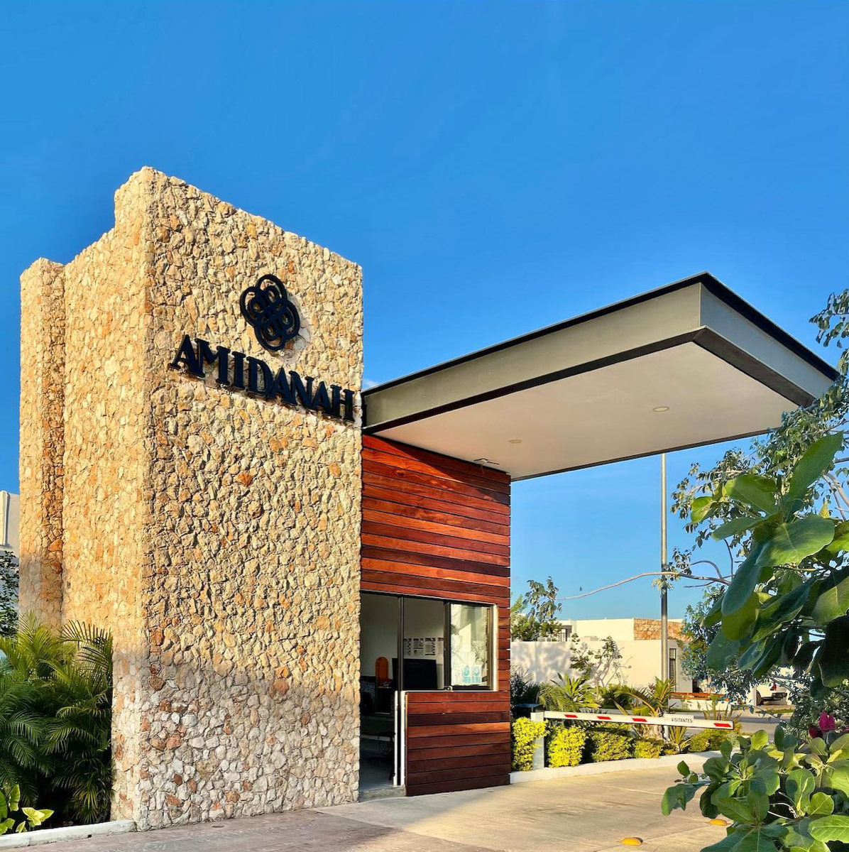 31 de 47: Fachada Acceso Principal