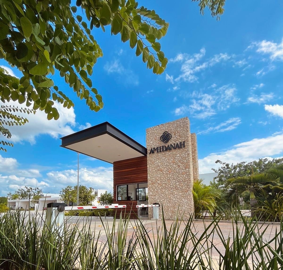 32 de 47: Fachada Acceso Principal