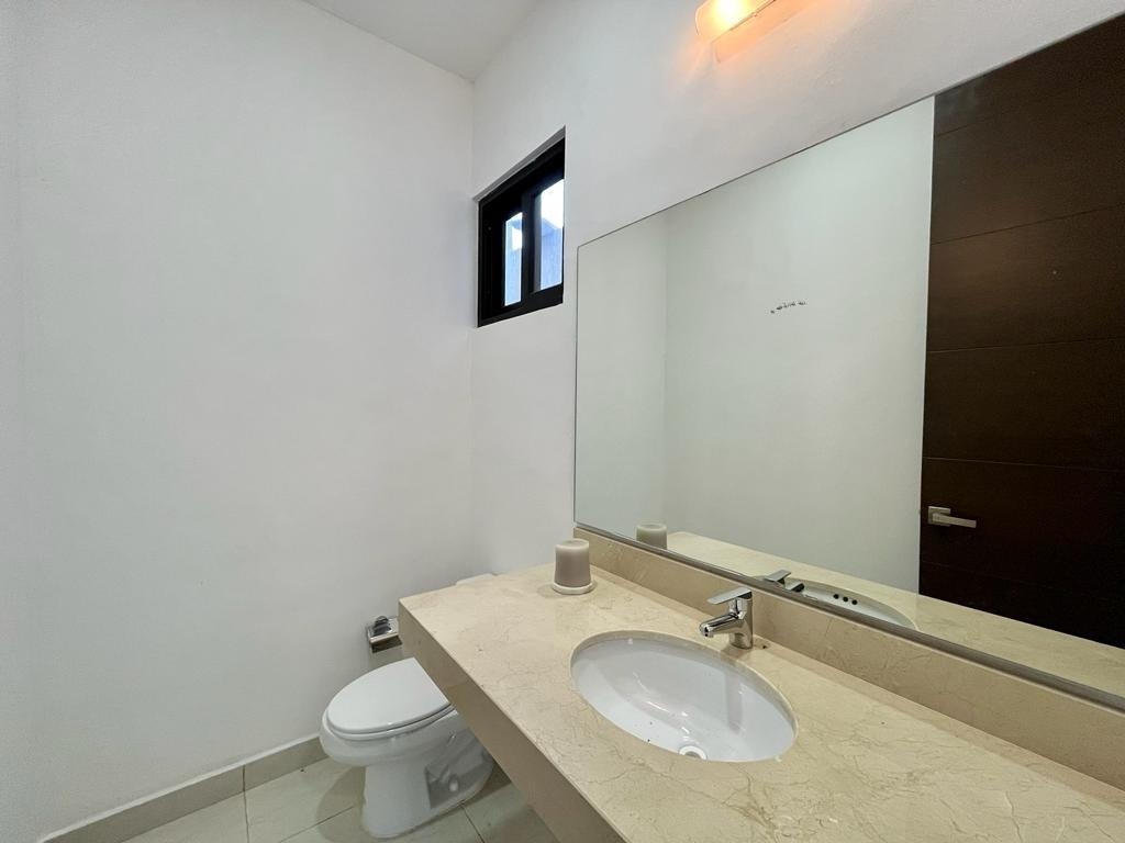 7 de 47: Baño de Visitas