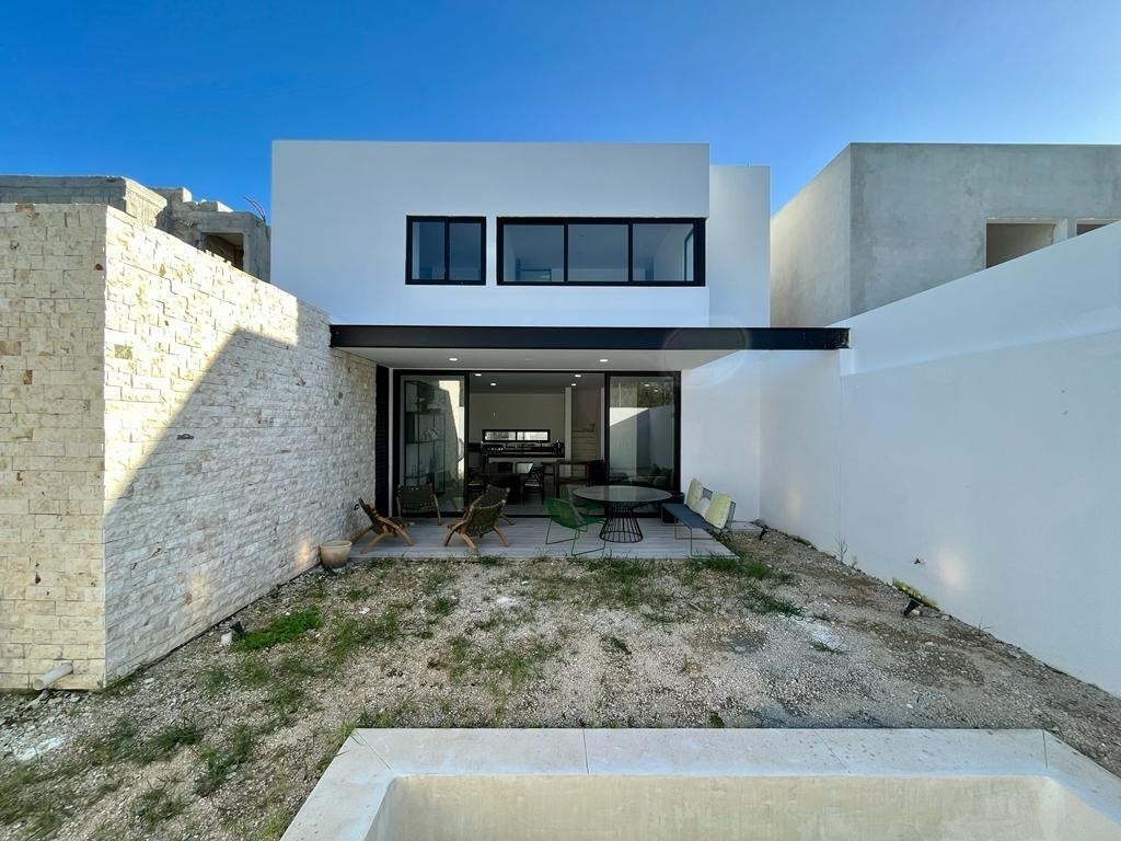 27 de 47: Fachada Trasera