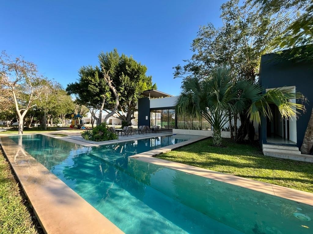 39 de 47: Piscina y Canal de Nado