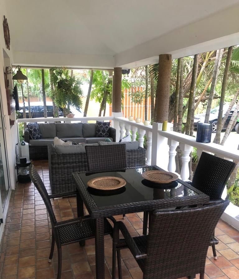 CASA EN VENTA EN JUAN DOLIO EN PRIMERA LÍNEA DE PLAYA DE 4 HABITACIONES