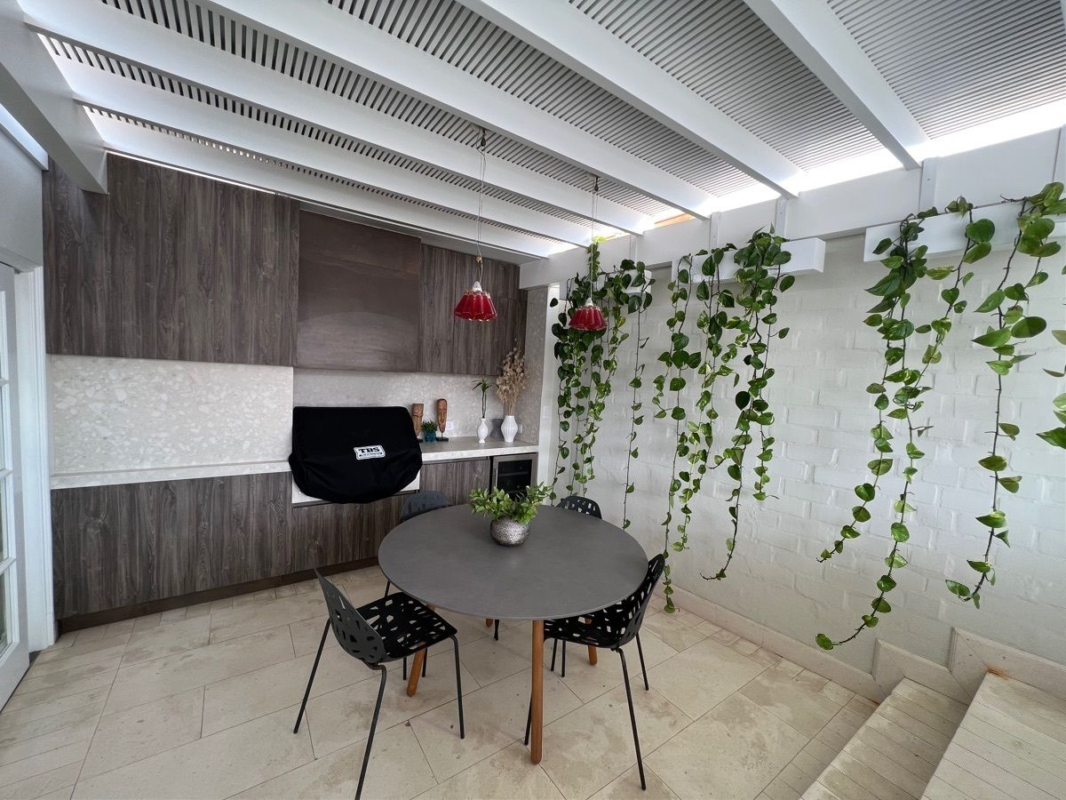 17 de 28: Zona de parilla y comedor en la terraza arriba