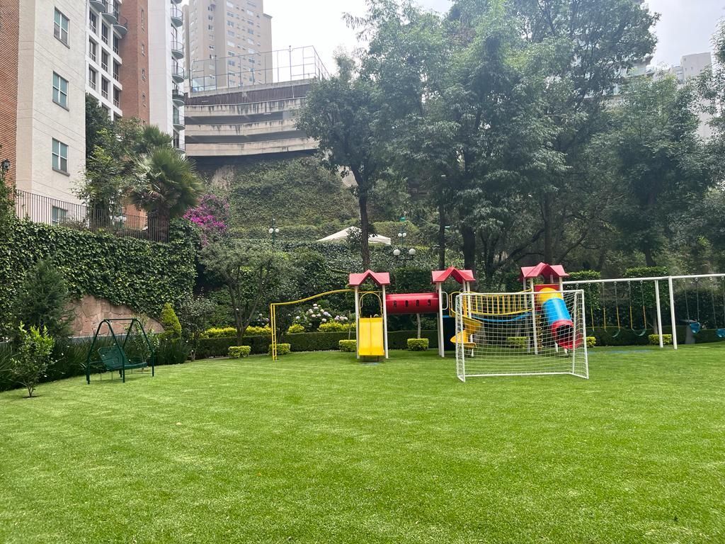 26 de 26: Jardín con juegos infantiles y asadores