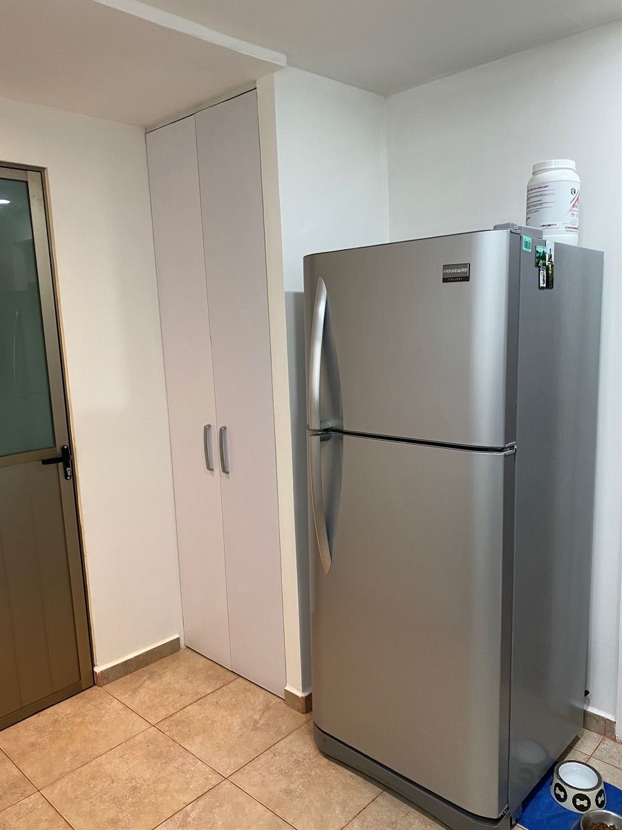 Área de refrigerador y alacena