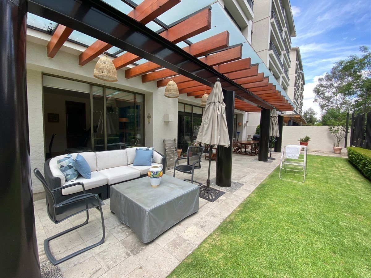 Deck y jardin privado
