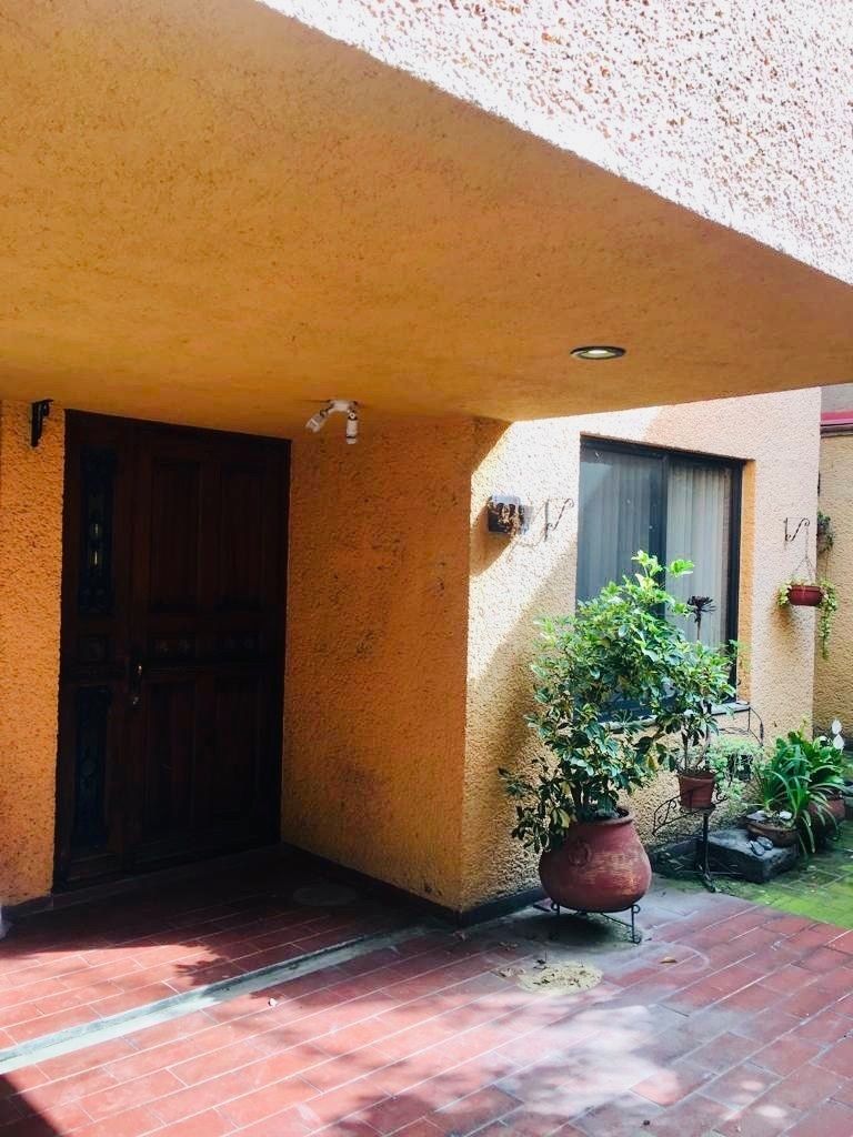 4 of 38: Entrada a la casa desde el garage