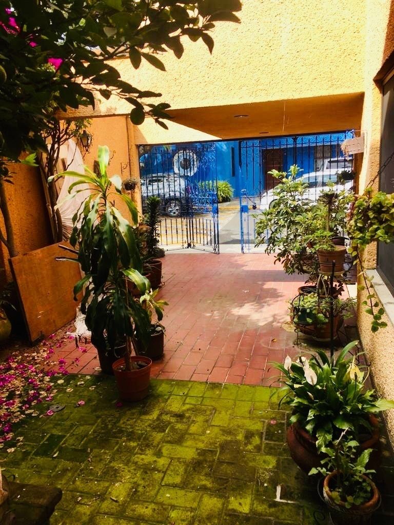 3 of 38: Garage y patio frontal