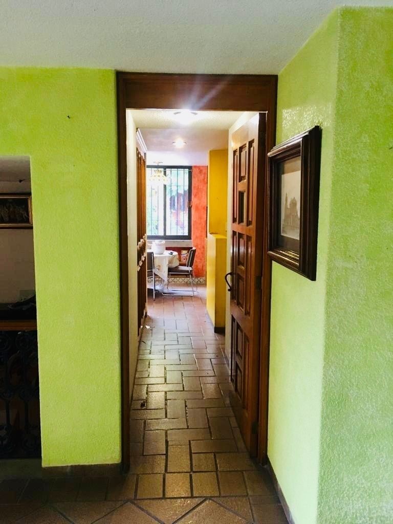 7 of 38: Pasillo a la cocina y al cuarto de lavado