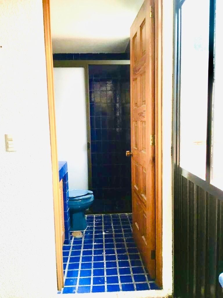 26 of 38: Baño que da servicio a la cuarta recámara y terraza