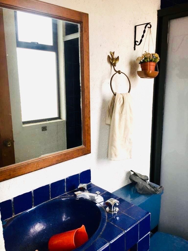 18 of 38: Baño completo que comparten las recámaras