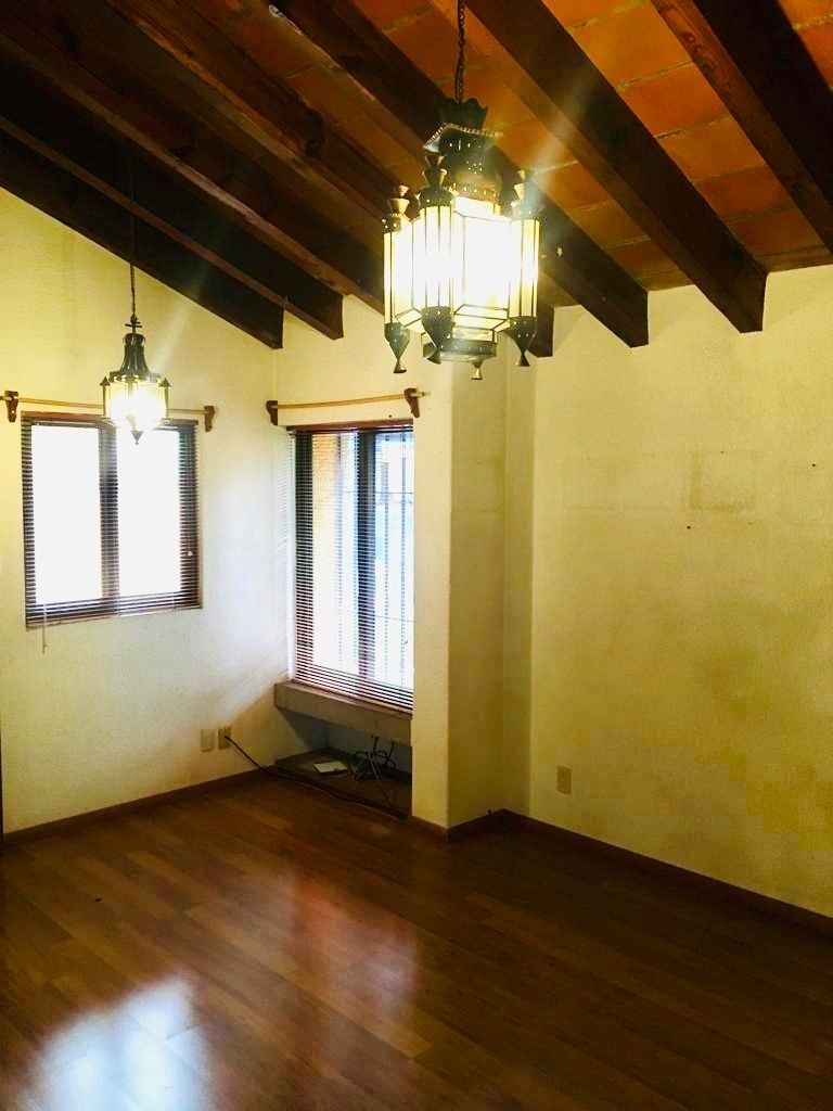 19 of 38: Recámara principal con vestidor y baño