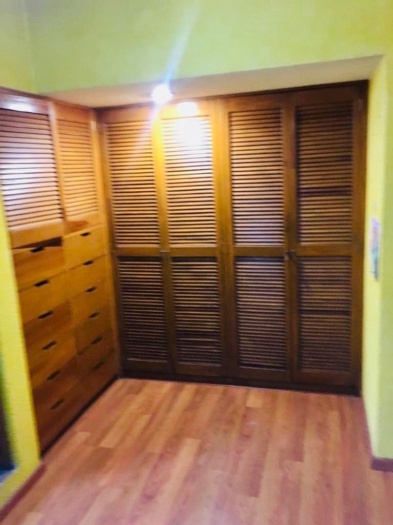 22 of 38: Vestidor en recámara principal