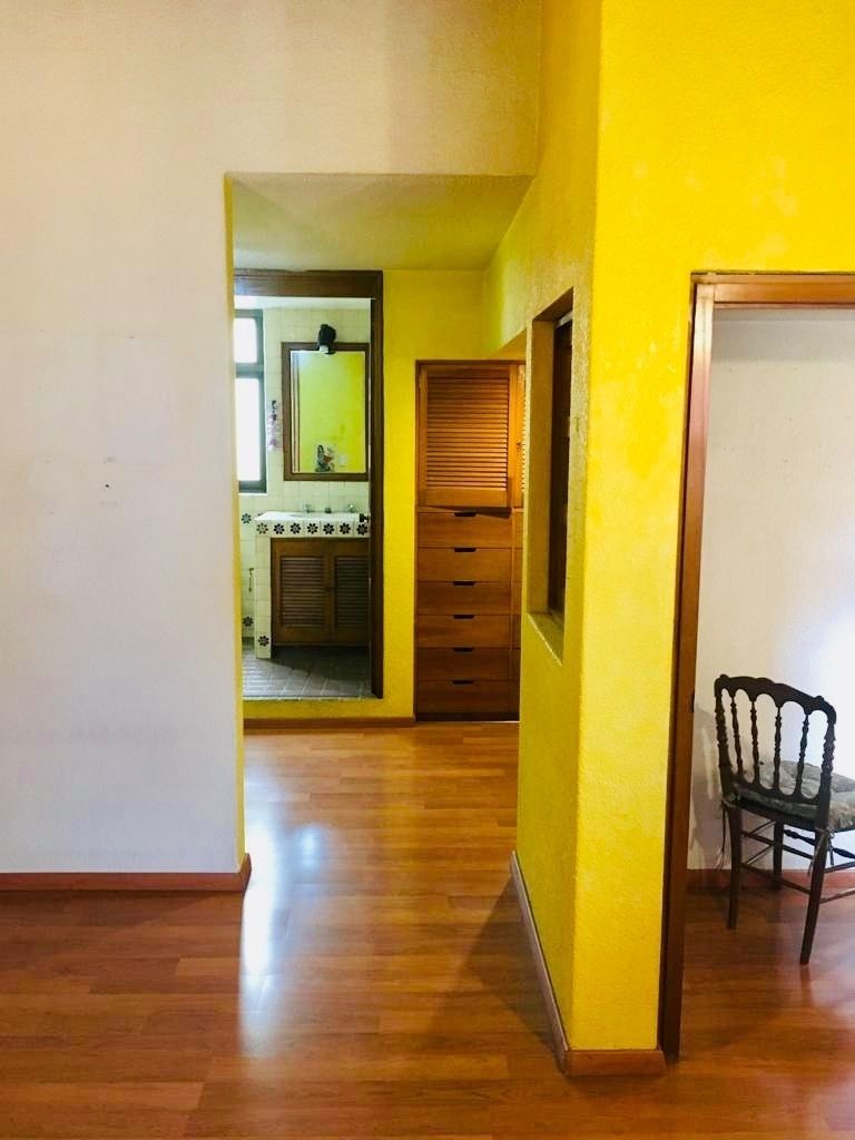 21 of 38: Recámara principal con vestidor y baño