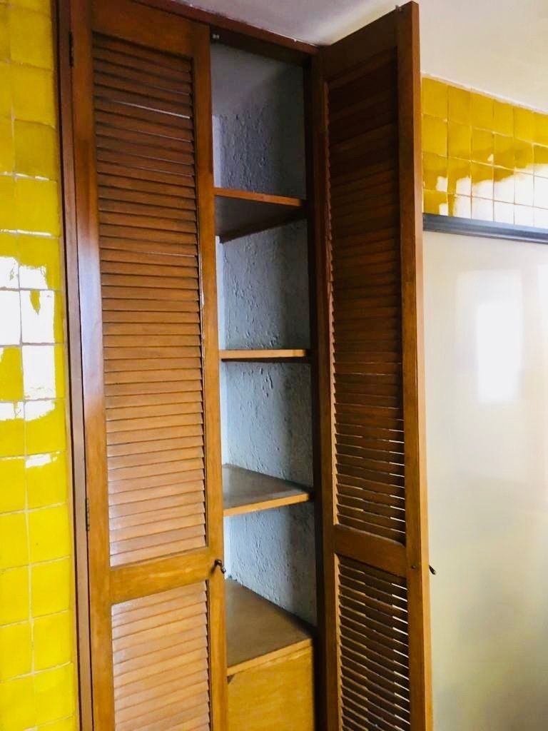 23 of 38: Clóset de blancos en recámara principal