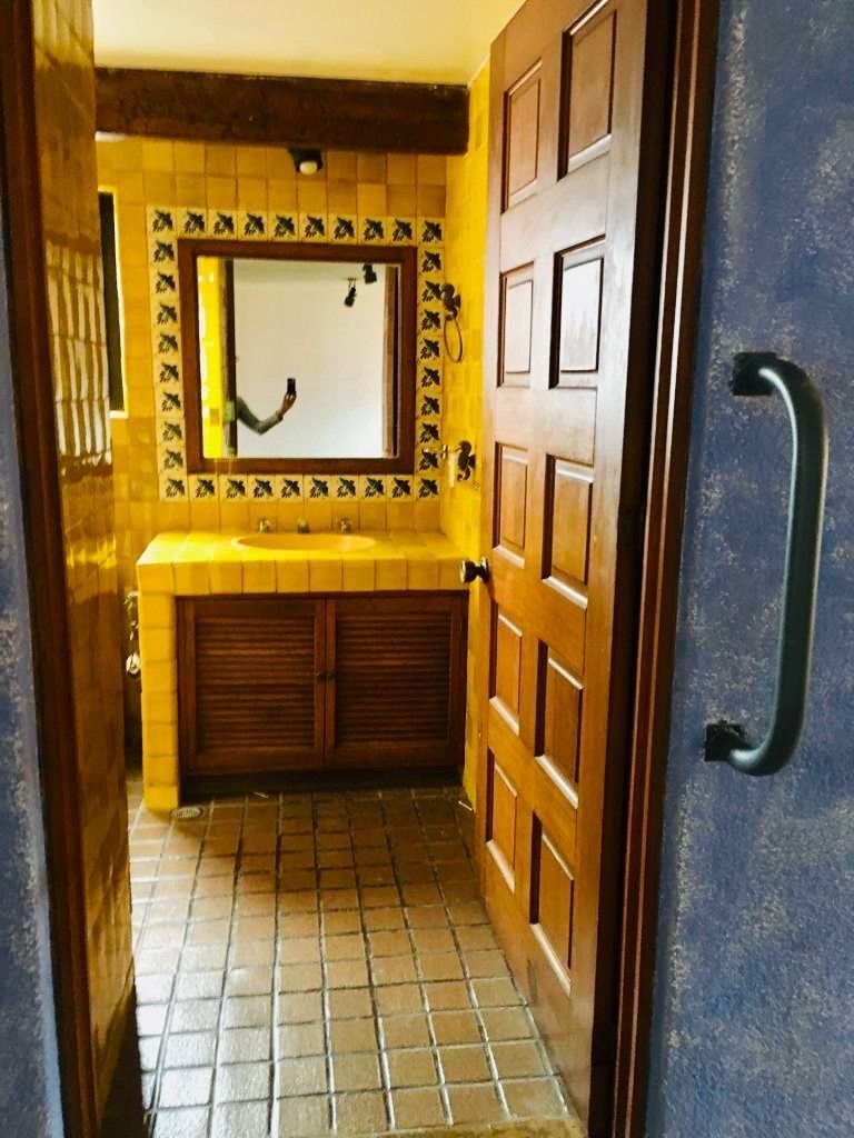 24 of 38: Baño completo en recámara principal