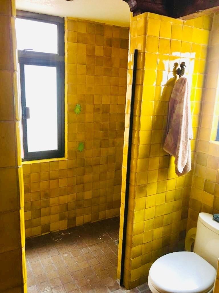 25 of 38: Baño completo en recámara principal