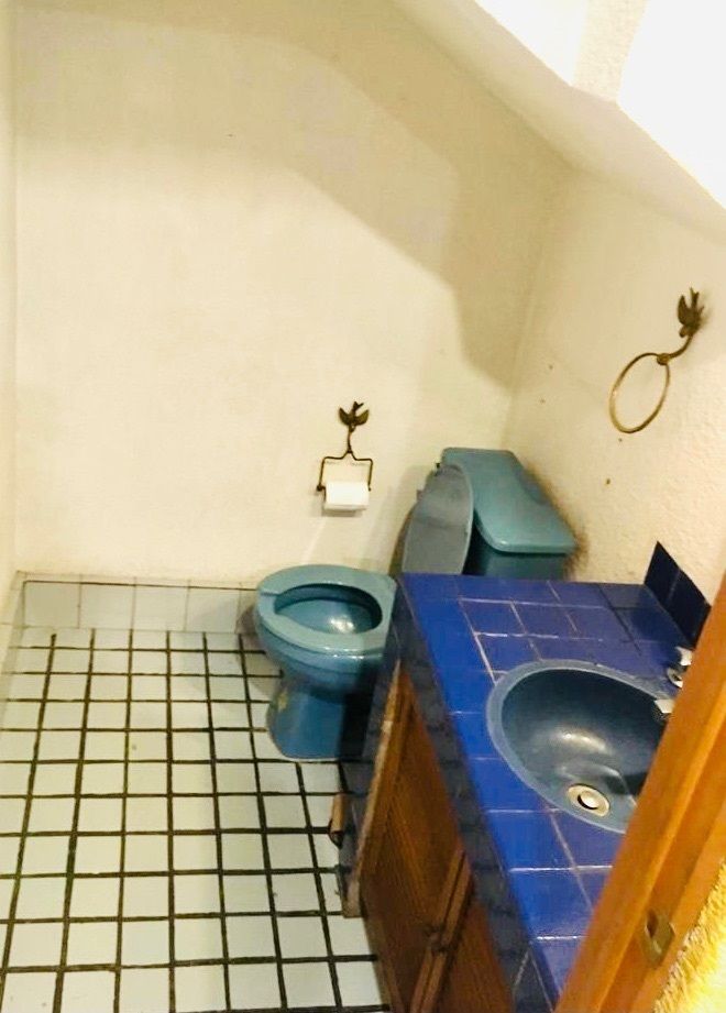 10 of 38: Medio baño de visitas en planta baja, bajo escalera