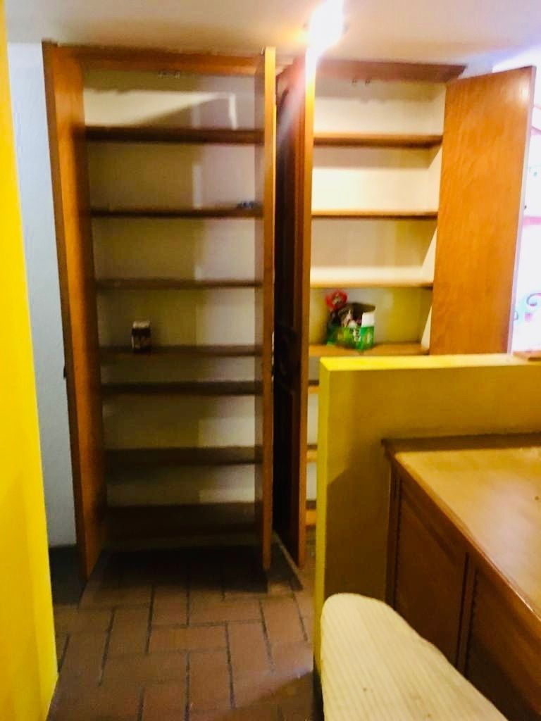 32 of 38: Alacena o clóset de blancos en cuarto de lavado en PB