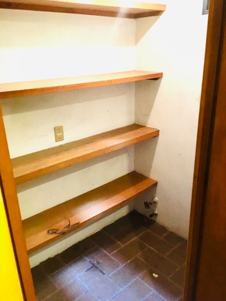 33 of 38: Alacena o clóset de blancos en cuarto de lavado en PB