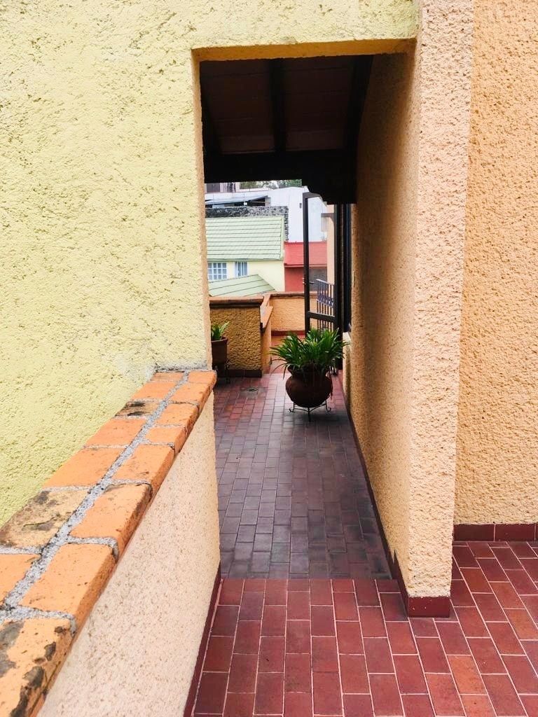 30 of 38: Pasillo en terraza