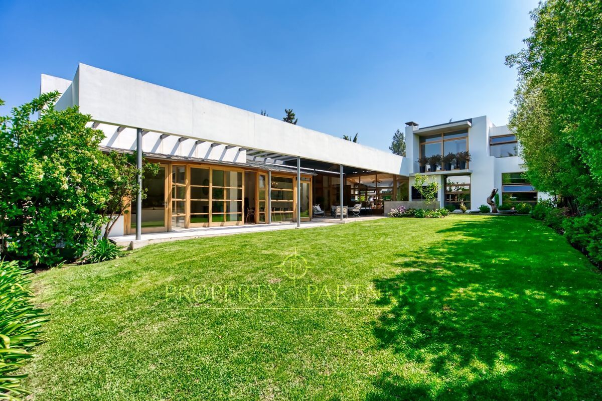 Casa vanguardista estilo mediterráneo en exclusivo condominio Lomas de La Dehesa