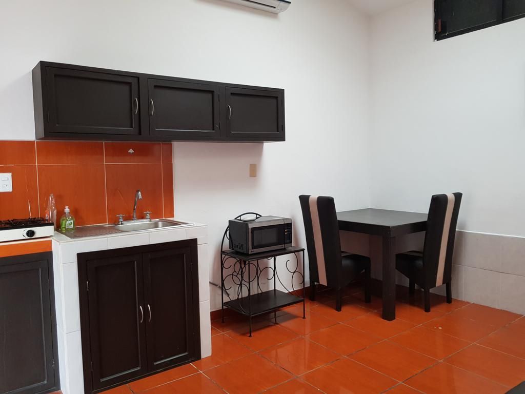 2 de 7: Cocina equipada con comedor de 2 sillas