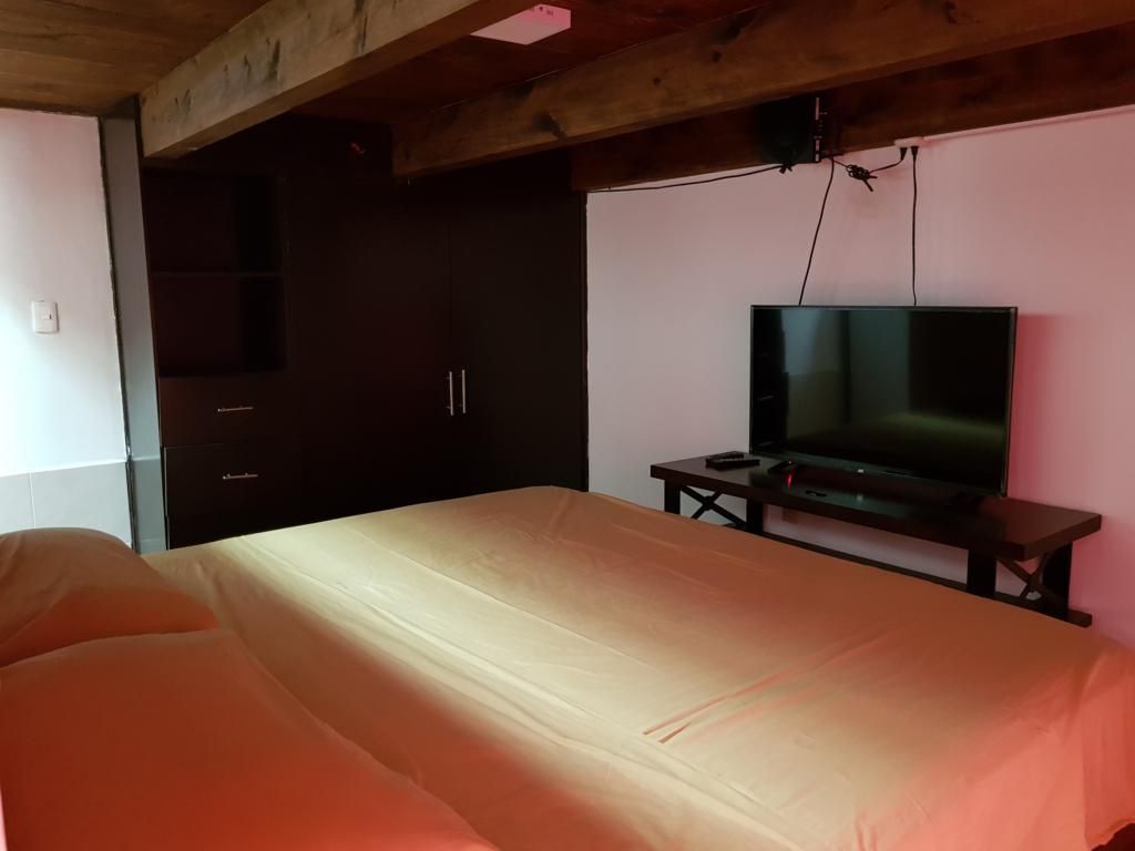 3 de 7: Cama king size y closet
