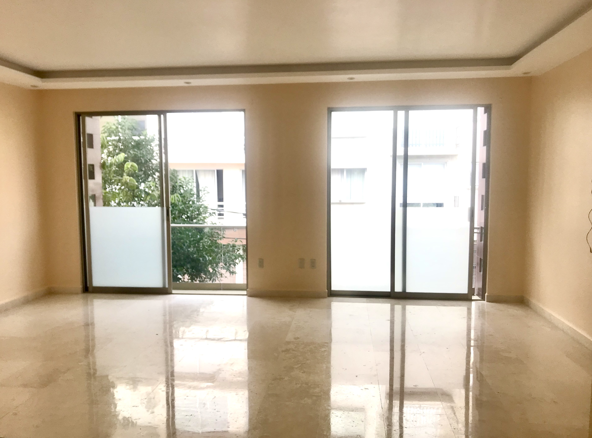 2 de 27: Estancia para sala y comedor con balcón