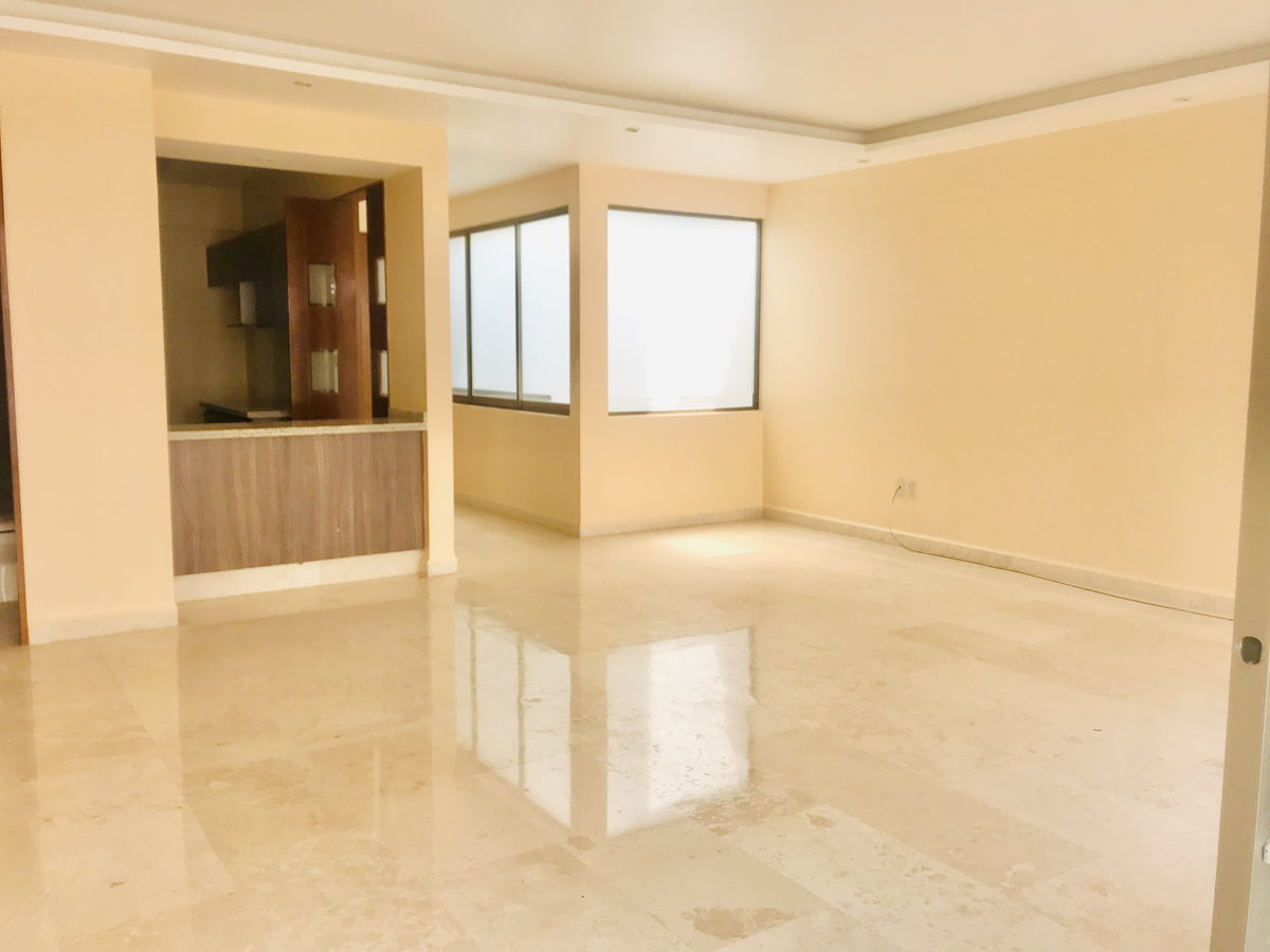 3 de 27: Estancia para sala y comedor con balcón