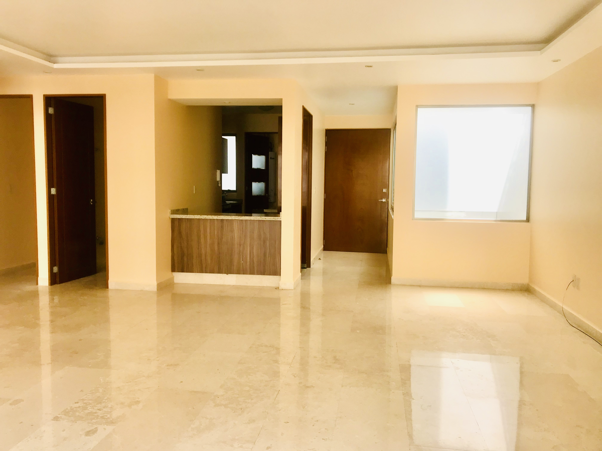 4 de 27: Estancia para sala y comedor con balcón