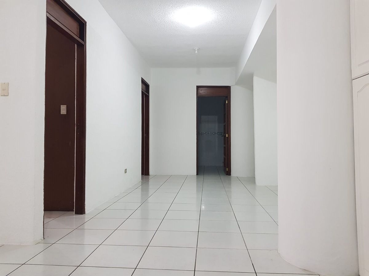 9 de 13: Pasillo hacia habitaciones