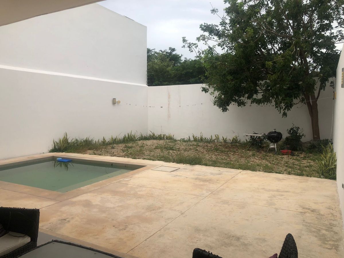 3 de 6: terraza trasera , piscina 