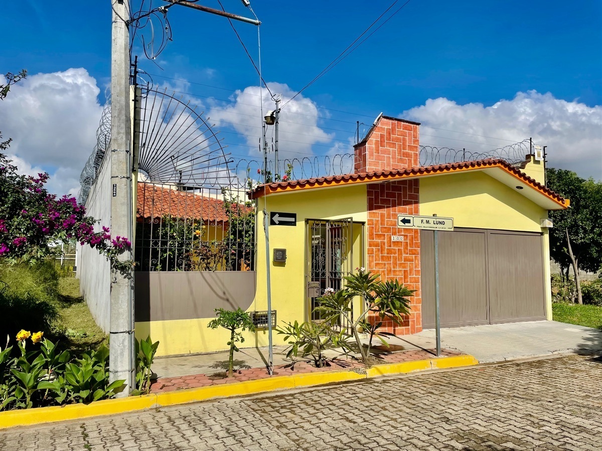 5 de 47: Front view , electric garage door and front garden 
