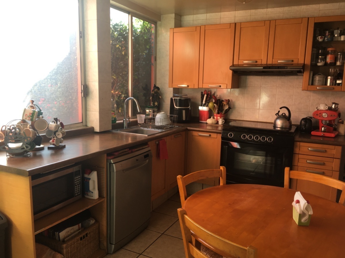 4 of 20: Cocina integral iluminada