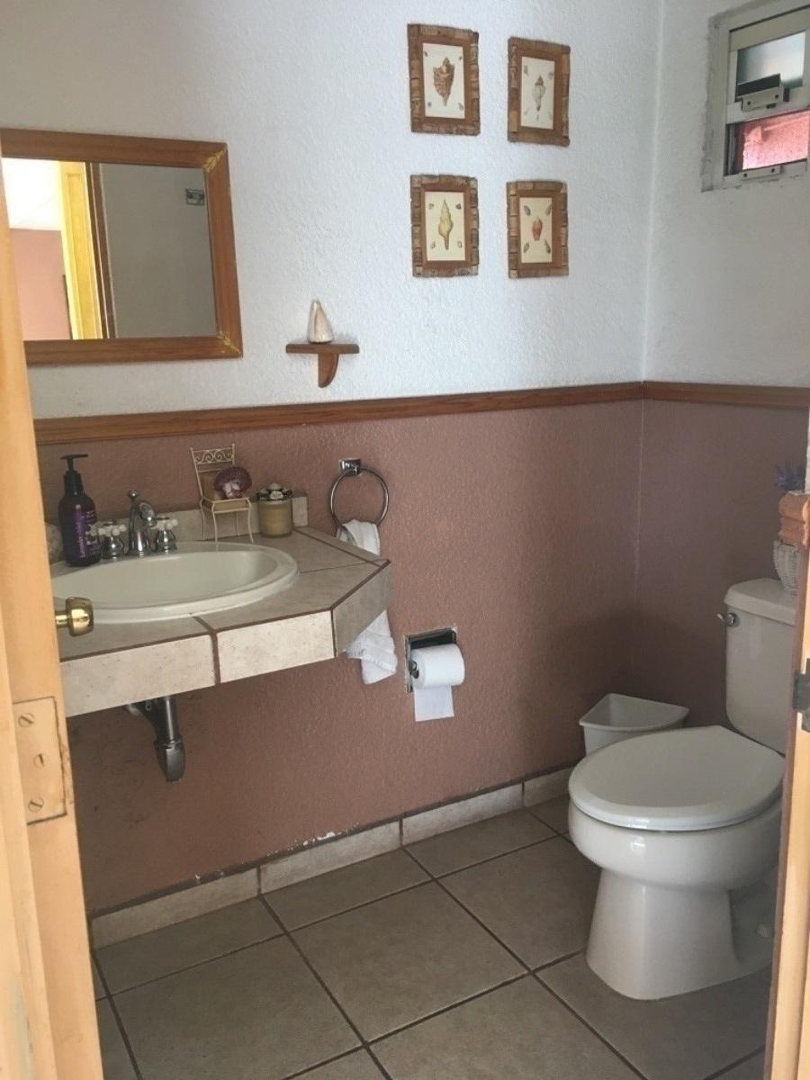 17 of 20: Baño de visitas 