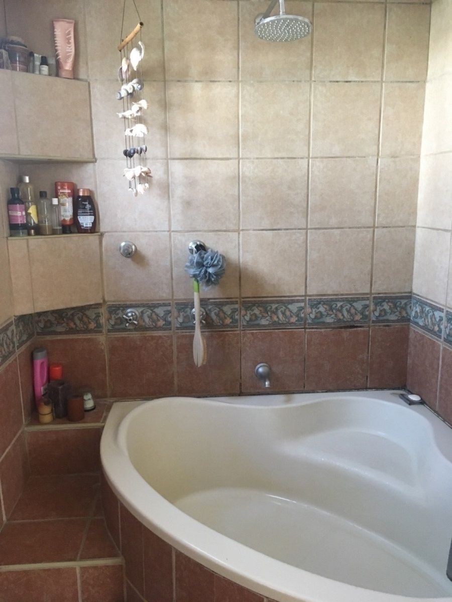 8 de 20: Baño con tina recámaras principal 