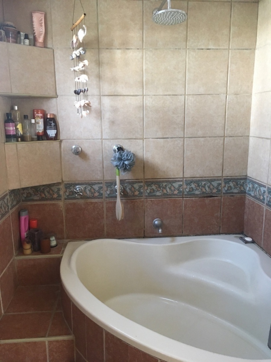 7 of 20: Baño con tina recámaras principal 