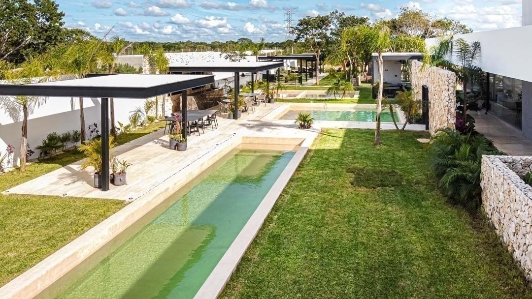 47 de 49: Área de Piscina y Canal de Nado