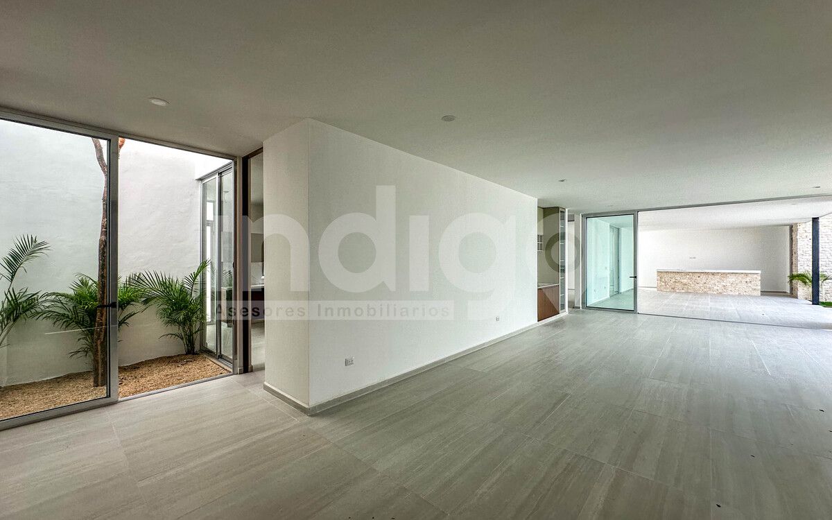 3 de 49: Vestíbulo de Acceso con Jardín Interior