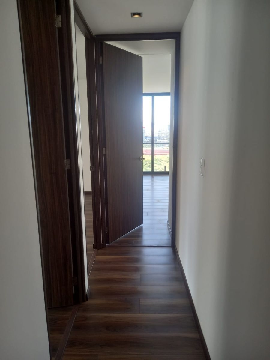 4 de 19: Pasillo a Recamara