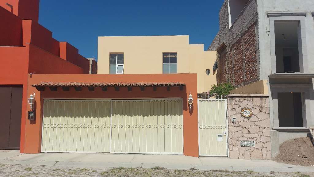 Casa 4 habitaciones en Zona Privada y Segura Paseo de la Amistad La Lejona