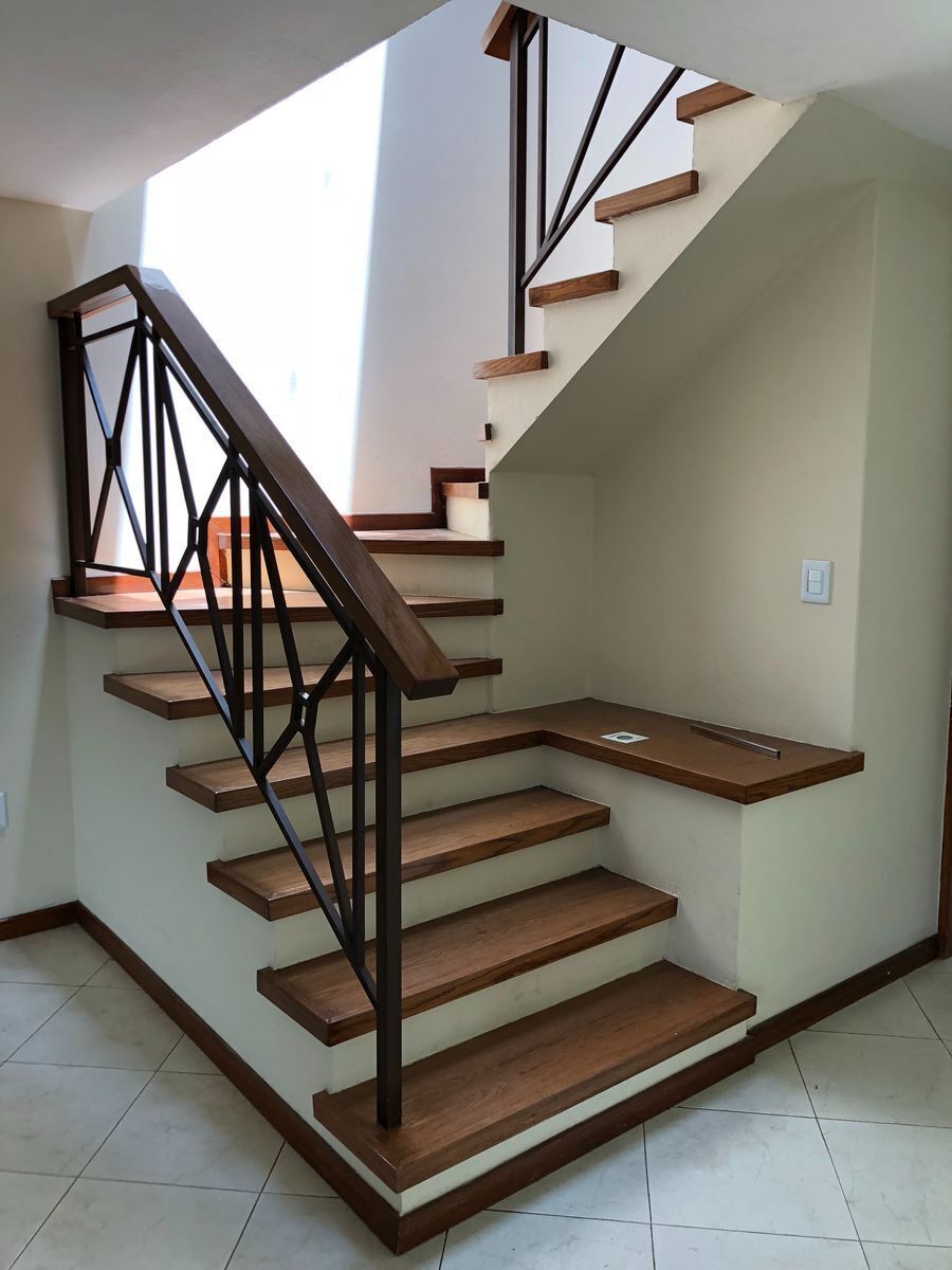 10 de 15: Escalera a segundo nivel