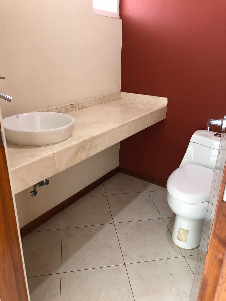 9 de 15: Baño de visitas